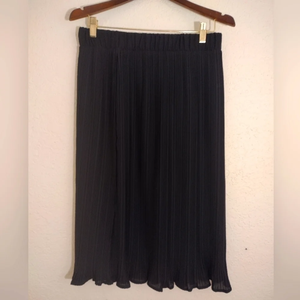 Pleione Elegant Black Pleated Midi Skirt